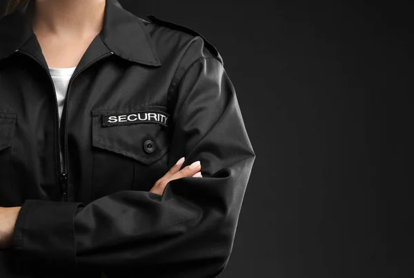 Sicherheitsfrau Uniform Auf Dunklem Hintergrund Nahaufnahme — Stockfoto
