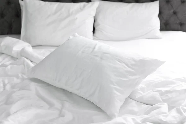Beyaz Çarşaflar Yastıklar Evde Rahat Yatak — Stok fotoğraf