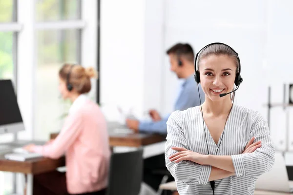 Jonge Vrouwelijke Receptioniste Met Headset Kantoor — Stockfoto