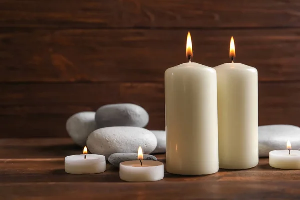 Hermosa Composición Con Piedras Spa Velas Encendidas Mesa Madera — Foto de Stock