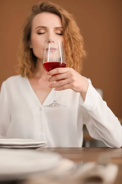 Donna Con Bicchiere Vino Tavola Nel Ristorante — Foto Stock