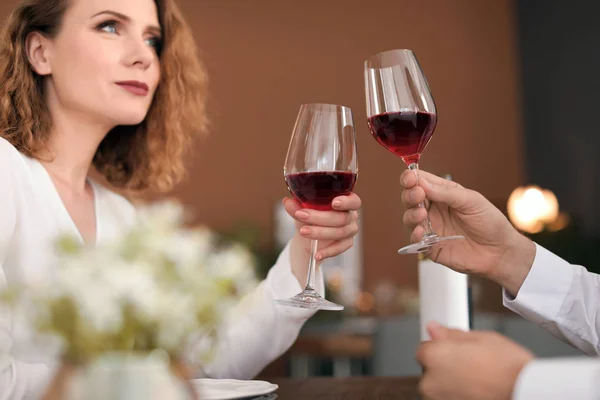 Jong Koppel Met Glazen Heerlijke Wijn Restaurant — Stockfoto