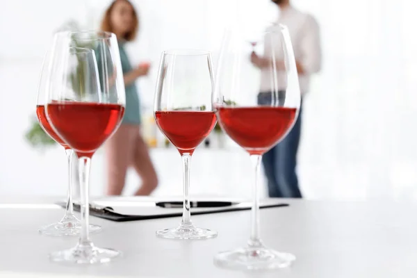 Bicchieri Con Vino Delizioso Persone Offuscate Sullo Sfondo — Foto Stock