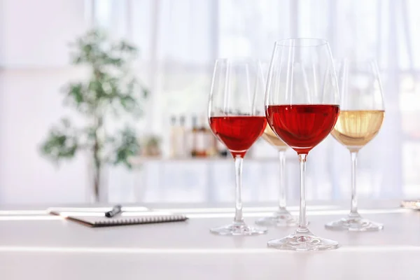 室内のテーブルの上のおいしいワインとグラス — ストック写真