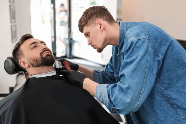 Professional Barber Working Client Hairdressing Salon Hipster Fashion — Stock Photo, Image