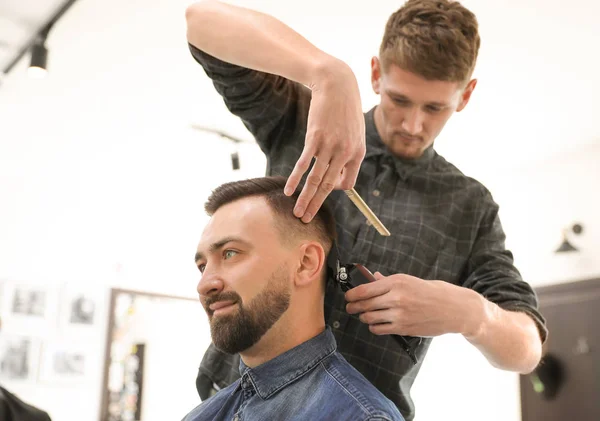 Professional Barber Working Client Hairdressing Salon Hipster Fashion — Stock Photo, Image