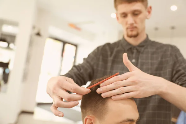 Professioneller Friseur Der Mit Kunden Friseursalon Zusammenarbeitet Hipster Mode — Stockfoto