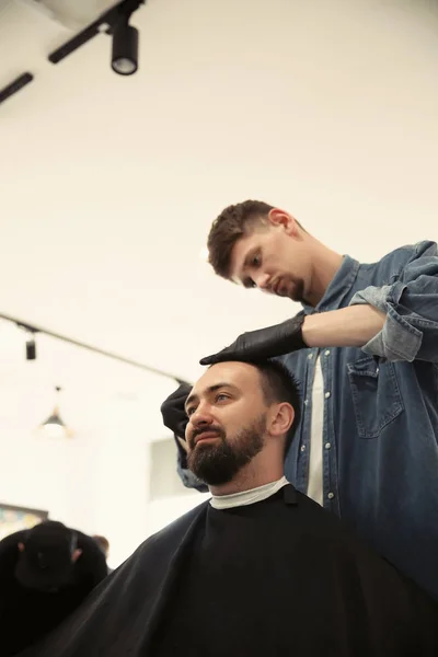 Professional Barber Working Client Hairdressing Salon Hipster Fashion — Stock Photo, Image