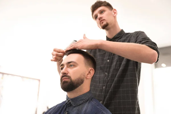 Barbeiro Profissional Trabalhando Com Cliente Salão Cabeleireiro Moda Hipster — Fotografia de Stock