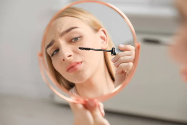 Ung Kvinna Med Eyelash Förlust Problem Tillämpa Mascara Inomhus — Stockfoto