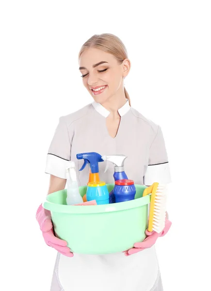 Jovem Camareira Segurando Bacia Plástico Com Detergentes Sobre Fundo Branco — Fotografia de Stock
