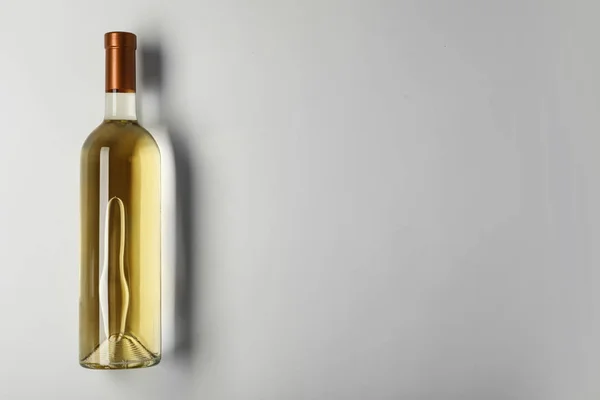 Botella Vino Blanco Caro Sobre Fondo Claro Vista Superior — Foto de Stock