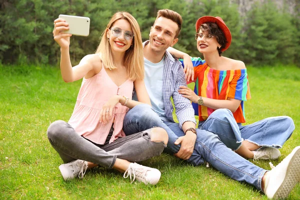 Grupp Vänner Snygga Kläder Tar Selfie Utomhus — Stockfoto