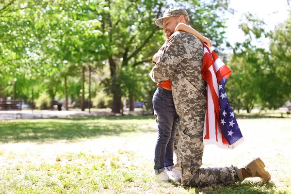 Soldado Americano Con Hijo Aire Libre Servicio Militar — Foto de Stock