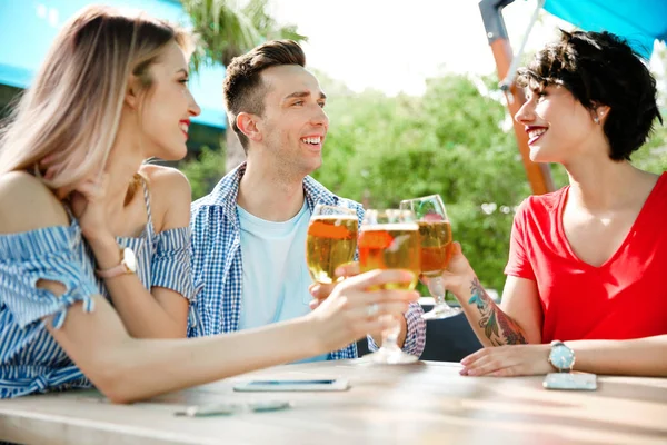 Young People Glasses Cold Beer Table — Stock Photo, Image