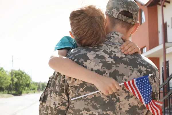 Amerikai Katona Átölelve Szabadban Fiával Katonai Szolgálat — Stock Fotó