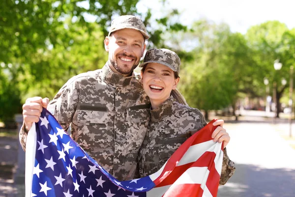 Casal Militar Com Bandeira Americana Parque — Fotografia de Stock