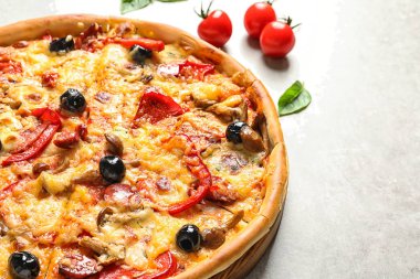 Zeytin ve sosis masada lezzetli pizza