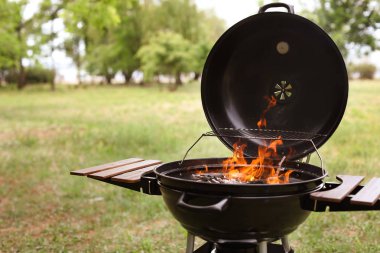 Yangın alevleri açık havada modern Barbekü ızgara