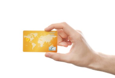 Genç adam kredi kartını beyaz arka planda tutuyor.