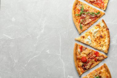 Açık renkli, üstten görünüm üzerinde lezzetli pizza dilimleri