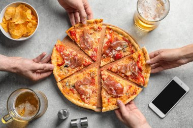 Genç insan eti lezzetli pizza dilimlerini masada, üstten görünüm