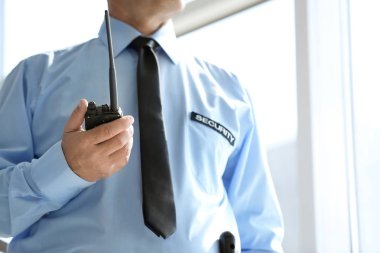 Erkek güvenlik görevlisi ile taşınabilir radyo vericisi kapalı