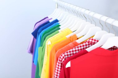 Gökkuşağı açık renkli giysiler ile raf