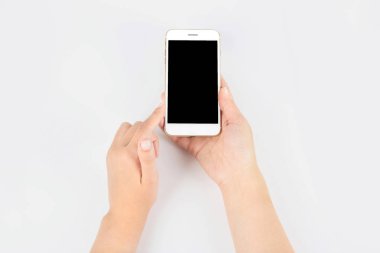 Hareket eden telefon ile boş ekran beyaz arka plan üzerinde elinde tutan genç kadın