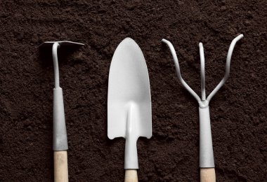 Toprak Bahçe aletleri ile düz yatıyordu kompozisyon