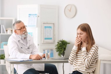 Genç kız ziyaret Doktor kliniğinde öksürük