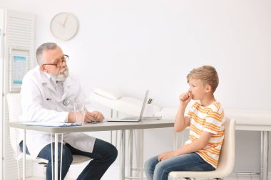 Küçük çocuk ziyaret Doktor kliniğinde öksürük