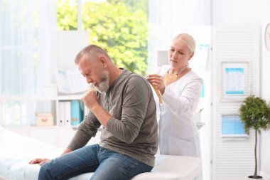 Doktor kliniğinde olgun adam öksürük incelenmesi