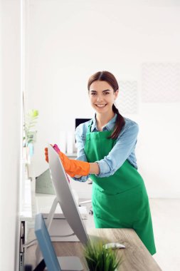 Genç kadın önlük ve eldiven office Temizleme