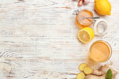 Fincan sıcak çay ve diğer soğuk ilaçlar üzerinde ahşap masa, üstten görünüm