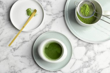 Düz matcha ile kompozisyon çay mermer zemin üzerinde yatıyordu