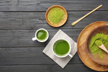 Düz matcha ile kompozisyon çay ahşap zemin üzerinde yatıyordu