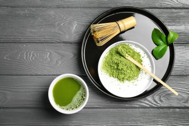 Düz matcha ile kompozisyon çay ahşap zemin üzerinde yatıyordu