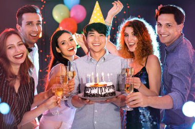 Gençlerin gece kulübünde kekle Doğum günü kutluyor