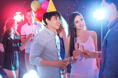 Gençlerin gece kulübünde Doğum günü kutluyor