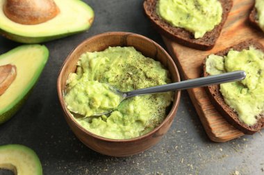 Avokado tablo üzerinde yapılan guacamole ile kase