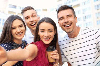 Bir grup genç insan selfie açık havada alarak