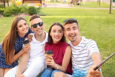 Bir grup genç insan selfie monopod açık havada ile alarak