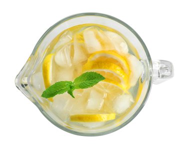 Beyaz arka plan, üstten görünüm üzerinde doğal limonata ile cam sürahi