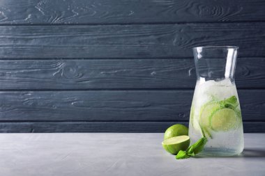 Doğal limonata sürahi tablo kireç ile