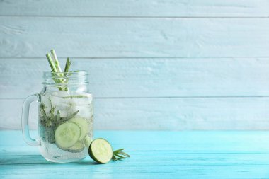 Ahşap masa üzerinde mason kavanoza salatalık ile doğal limonata