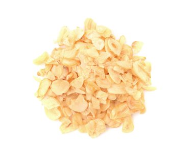 Sarımsak gevreği beyaz arka plan, üstten görünüm üzerinde kurutulmuş