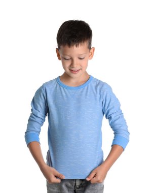 Çocuğu uzun kollu t-shirt beyaz arka plan üzerinde. Tasarım mock-up