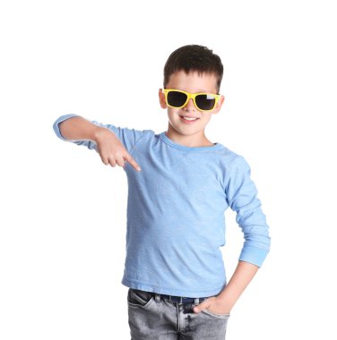Çocuğu uzun kollu t-shirt beyaz arka plan üzerinde. Tasarım mock-up