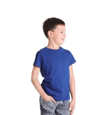 Beyaz arka plan üzerinde küçük çocuk t-shirt içinde. Tasarım mock-up